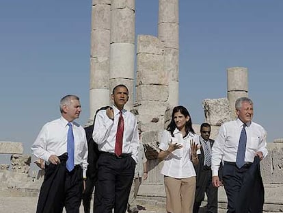 Obama, durante la visita a la ciudadela romana en Ammán.