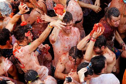 Més de 22.000 participants s'han donat cita en la tradicional Tomatina de Bunyol (Foia de Bunyol), que han començat a les 10.45 hores a llançar les 150 tones de tomàquets disposats per l'organització.