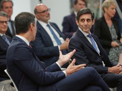 El presidente de Telefónica, José María Álvarez-Pallete (d), conversa con el presidente del Gobierno de España, Pedro Sánchez.