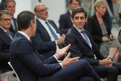 El presidente de Telefónica, José María Álvarez-Pallete (derecha), conversa con el presidente del Gobierno de España, Pedro Sánchez, en el Palacio de la Moncloa en una imagen de archivo.