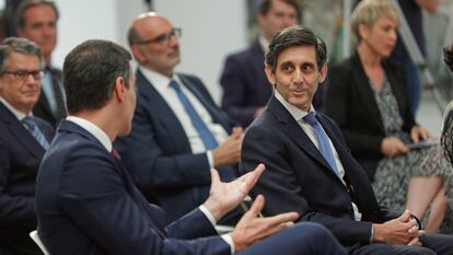 El presidente de Telefónica, José María Álvarez-Pallete (derecha), conversa con el presidente del Gobierno de España, Pedro Sánchez, en el Palacio de la Moncloa en una imagen de archivo.