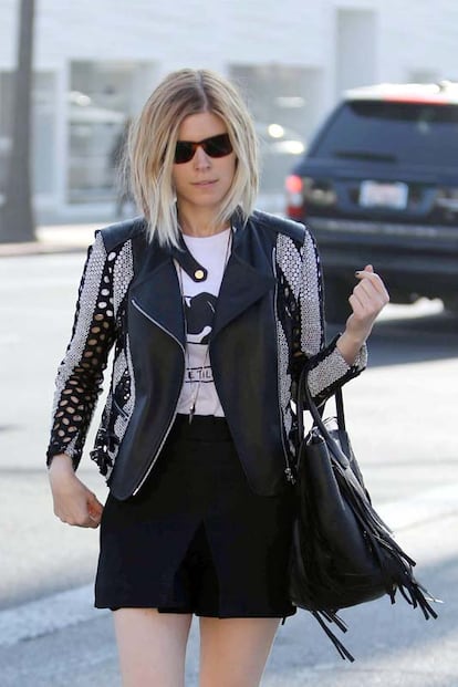 Kate Mara deja su imagen más lady en casa y se apunta un tanto con esta reinterpretación de la clásica biker. Combinándola con falda y bolso de flecos hemos visto a la actriz en una tarde de compras por Beverly Hills.