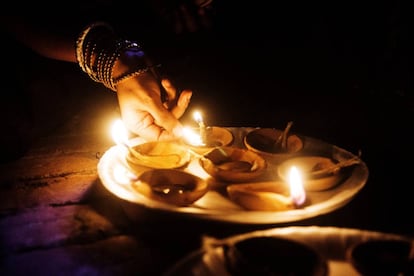 Ofrenda ritual durante el Aarti Ganga de Benarés.