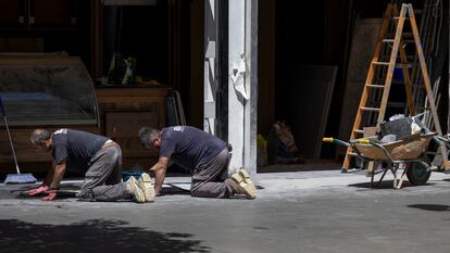 Varios trabajadores en una obra en Sevilla.