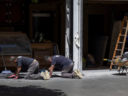 Varios trabajadores en una obra en Sevilla.