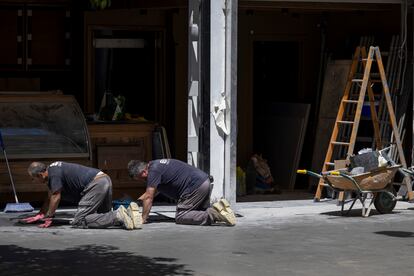 Varios trabajadores en una obra en Sevilla.