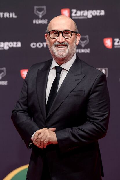 El actor Javier Cámara, nominado a mejor actor protagonista por la serie 'Venga Juan', ha elegido un traje de lana azul de Pedro del Hierro, combinado con camisa blanca y corbata azul marino.
