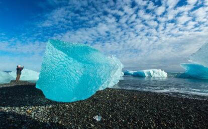 Bloque de hielo glaciar en una playa del sur de Islandia.