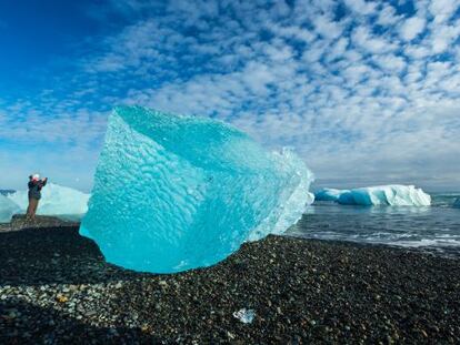 Bloque de hielo glaciar en una playa del sur de Islandia. 