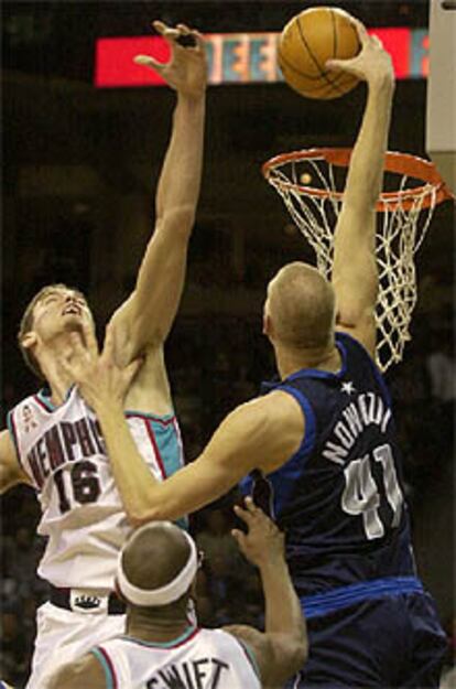 Gasol intenta parar una entrada de Nowitzki, en un momento del partido.