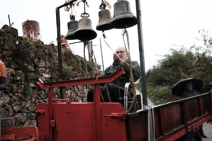 El artista sonoro Llorenç Barber, en la acción artística de Elena del Rivero en Galicia. Imagen cedida