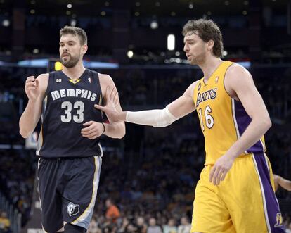 Pau Gasol defiende a su hermano Marc durante una acción del partido.