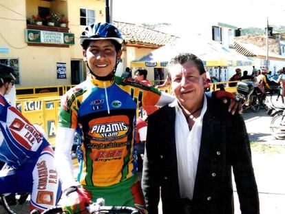 Nairo, adolescente, posa con su padre, Luis Quintana.