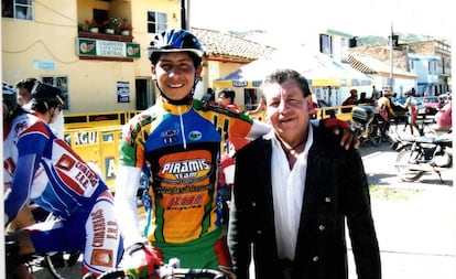 Nairo, adolescente, posa con su padre, Luis Quintana.