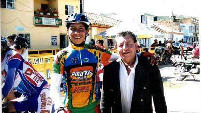 Nairo, adolescente, posa con su padre, Luis Quintana.