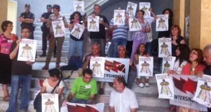Delegados de Intersindical este mediodía en el palacio de Fuentehermosa donde se informa de los acuerdos tratados por el Consell.