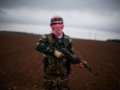 Un miliciano del Ejército de Liberación Siria en una base en Azaz.