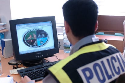 Un agente de policía inspecciona una <i>web</i> vinculada a la operación contra la pornografía infantil.