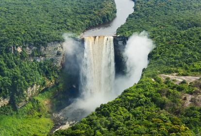 Las cataratas Kaieteur duplican en altura a las cataratas Victoria, y son cinco veces más altas que las del Niágara, pero poca gente ha oído hablar de este salto de casi 230 metros de caída en las selvas de Potaro-Siparuni, en Guyana.