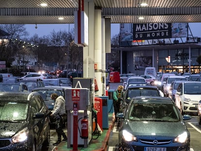 Fila de vehículos para repostar en una gasolinera de bajo coste, en un área comercial de Alcorcón (Madrid).