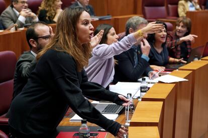 La viceportavoz socialista Patricia Gómez durante un choque con parlamentarios de Vox en el pleno de las Cortes de Castilla y León, este miércoles. 