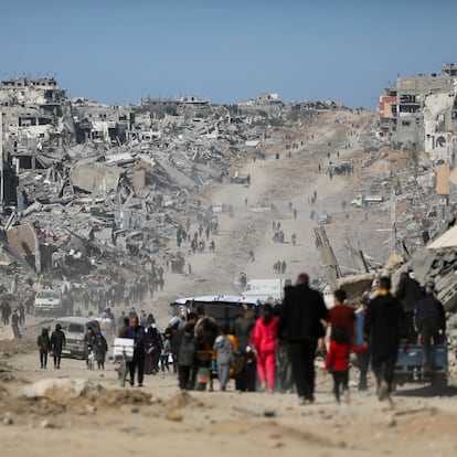 Palestinians make their way past the rubble of destroyed houses and buildings, following a ceasefire between Israel and Hamas, in Jabalia in the northern Gaza Strip, January 21, 2025. REUTERS/Dawoud Abu Alkas