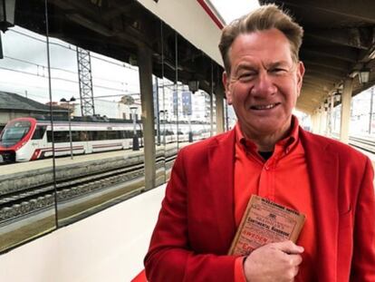 El presentador y expolítico británico Michael Portillo, en la estación de ferrocarriles de Ávila.