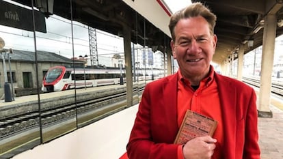 El presentador y expolítico británico Michael Portillo, en la estación de ferrocarriles de Ávila.