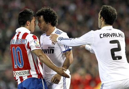 Los Atlético- Real Madrid son partidos especiales en los que los nervios aumentan. Esta imagen, en la que Agüero y Marcelo se encaran mientras Carvalho intenta calmarles, lo refleja perfectamente.
