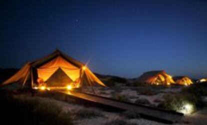 Noche de bodas en el desierto australiano.