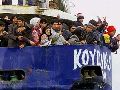 El barco turco <i>Ahmet Emon</i>, con refugiados kurdos, fue remolcado en el puerto de Puglia, Italia, en 2001.