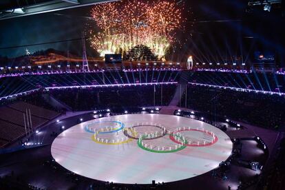 Lanzamiento de fuegos artificiales durante la ceremonia de clausura de las Olimpiadas de Pyeongchang, el 25 de febrero de 2018.
