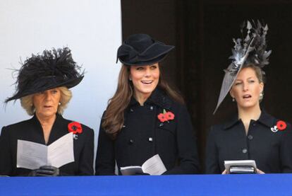 Camilla, duquesa de Cornualles, Catalina, duquesa de Cambridge, y Sophie, duquesa de Wessex, ayer domingo en Londres.