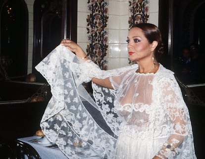 La popular actriz Sara Montiel, durante la cena que ofreció con motivo de la presentación de su espectáculo “Doña Sara de la Mancha”, en el teatro de La Latina de Madrid, el 23 de septiembre de 1981. / EFE
