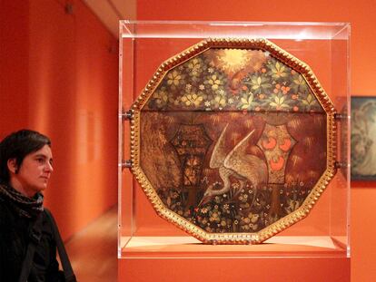 Una mujer observa la bandeja nupcial <i>El triunfo del amor</i> (c. 1453-1455) en la exposición del Museo de Bellas Artes de Bilbao.
Kepa Aulestia.