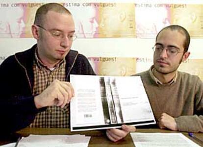 Ximo Cádiz y Albert Vilanovqa, del colectivo Lambda, muestran fotocopia del libro de pedagogía social de la UNED.