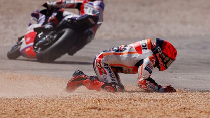 Marc Márquez, en el suelo, en el circuito de Portimao.