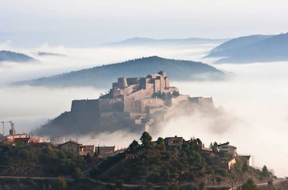 La que es probablemente la fortaleza medieval más importante de Cataluña, de estilo románico y gótico, con sus salas Dorada y dels Entresols, alberga actualmente el Parador Nacional de Turismo Duques de Cardona. Dos de sus joyas son la Torre de la Minyona, del siglo XI, y la iglesia románica de San Vicente de Cardona.