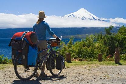 La carretera Austral es una de las rutas más increíbles del mundo: 1.240 kilómetros –en su mayoría sin asfaltar– que atraviesan bosques, glaciares, granjas de pioneros y ríos color turquesa; todo ello junto al embravecido Pacífico. Se terminó de construir en 1996, después de 20 años de trabajo, y cada verano acoge un mayor número de ciclistas que aceptan el desafío de recorrer Chile de norte a sur.