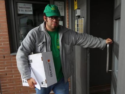 Alberto Emperador, uno de los trabajadores de Koiki, durante un reparto de paquetería.