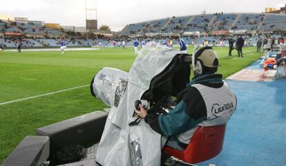 Un c&aacute;mara de televisi&oacute;n, en un partido de Liga de Primera entre el Getafe y el Deportivo.  
 