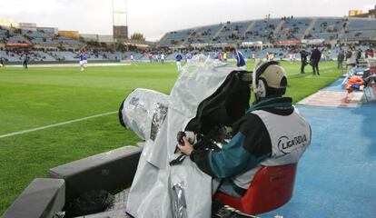 Un cámara de televisión, en un partido de Liga de Primera entre el Getafe y el Deportivo.