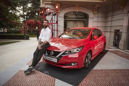 El artista Aitor Saraiba, con el nuevo Nissan Leaf. |