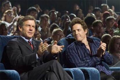 Dennis Quaid, izquierda, y Hugh Grant, en una imagen de <i>American Dreamz</i>.