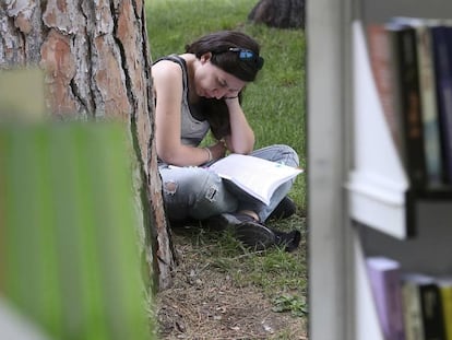 Una mujer lee en El Retiro de Madrid durante la Feria del Libro de 2017. 