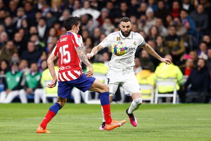 Benzema , ante Savic este sábado en el Bernabéu.