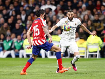 Benzema , ante Savic este sábado en el Bernabéu.