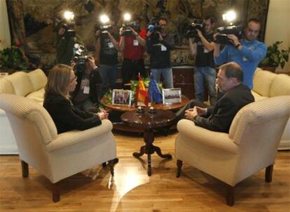 Carme Chacón, junto a Javier Solana, durante la reunión que han mantenido en Madrid.