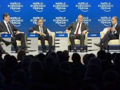 D'esquerra a dreta, Joaquim Levy, ministre de Finances del Brasil; Haruhiko Kuroda, governador del Banc Central del Japó; Benoît Coeuré, membre del consell del Banc Central Europeu; i Mark Carney, governador del Banc d'Anglaterra, participen en un dels debats del Fòrum Econòmic Mundial, que es fa a Davos (Suïssa)