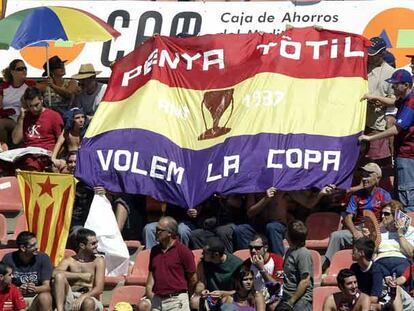 La peña Tòtil reclama en el estadio del Levante en 2005 la copa republicana ganada en 1937.